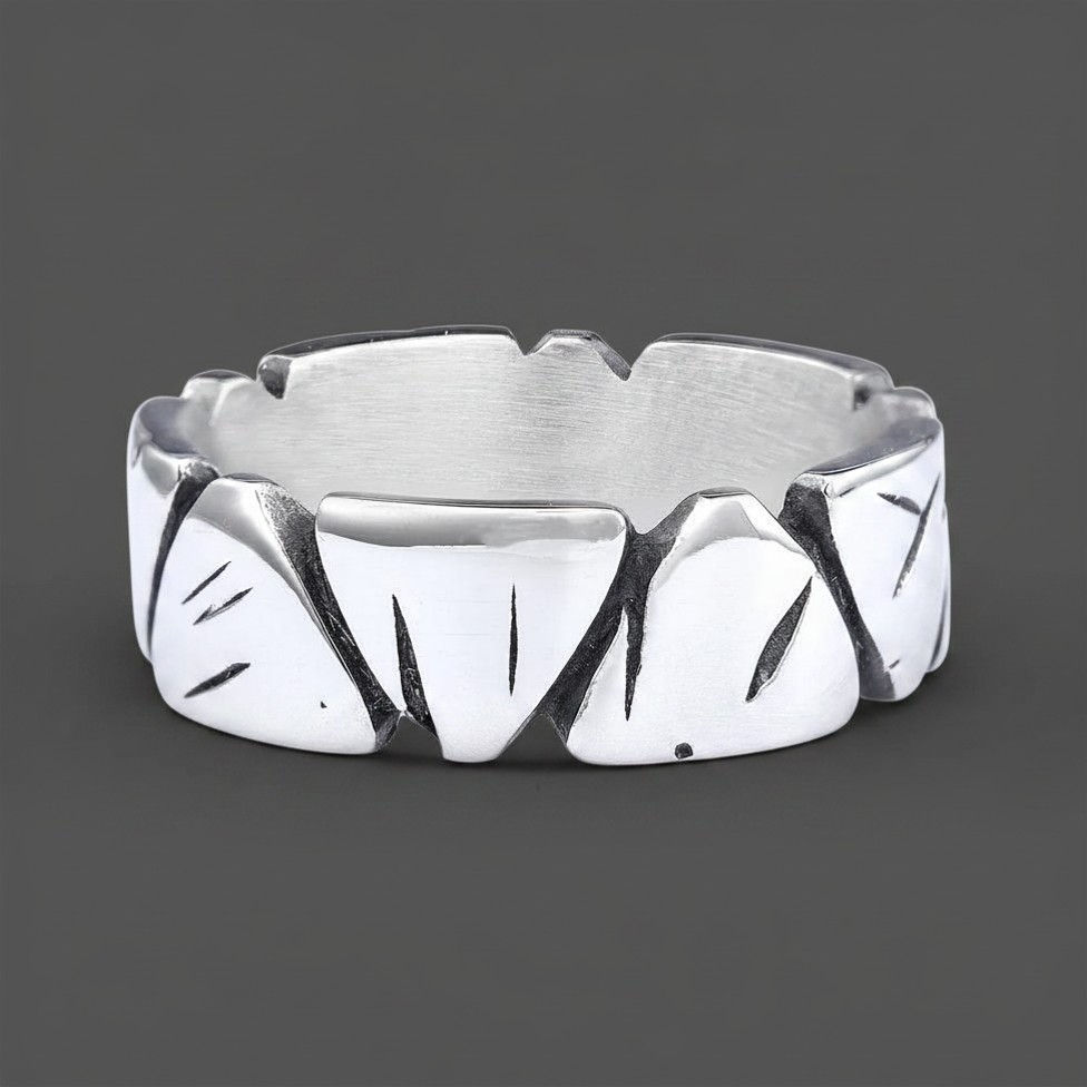 Ring met geometrisch zaagtandmotief van 316L chirurgisch staal, hoogglans buitenkant en geborstelde binnenzijde
