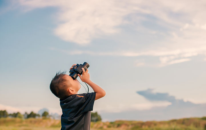 bambino che guarda il cielo