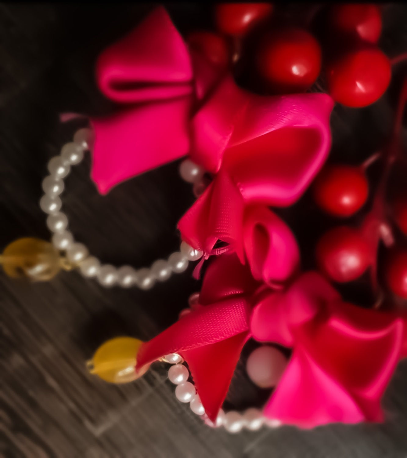 Arista Red hoop earrings