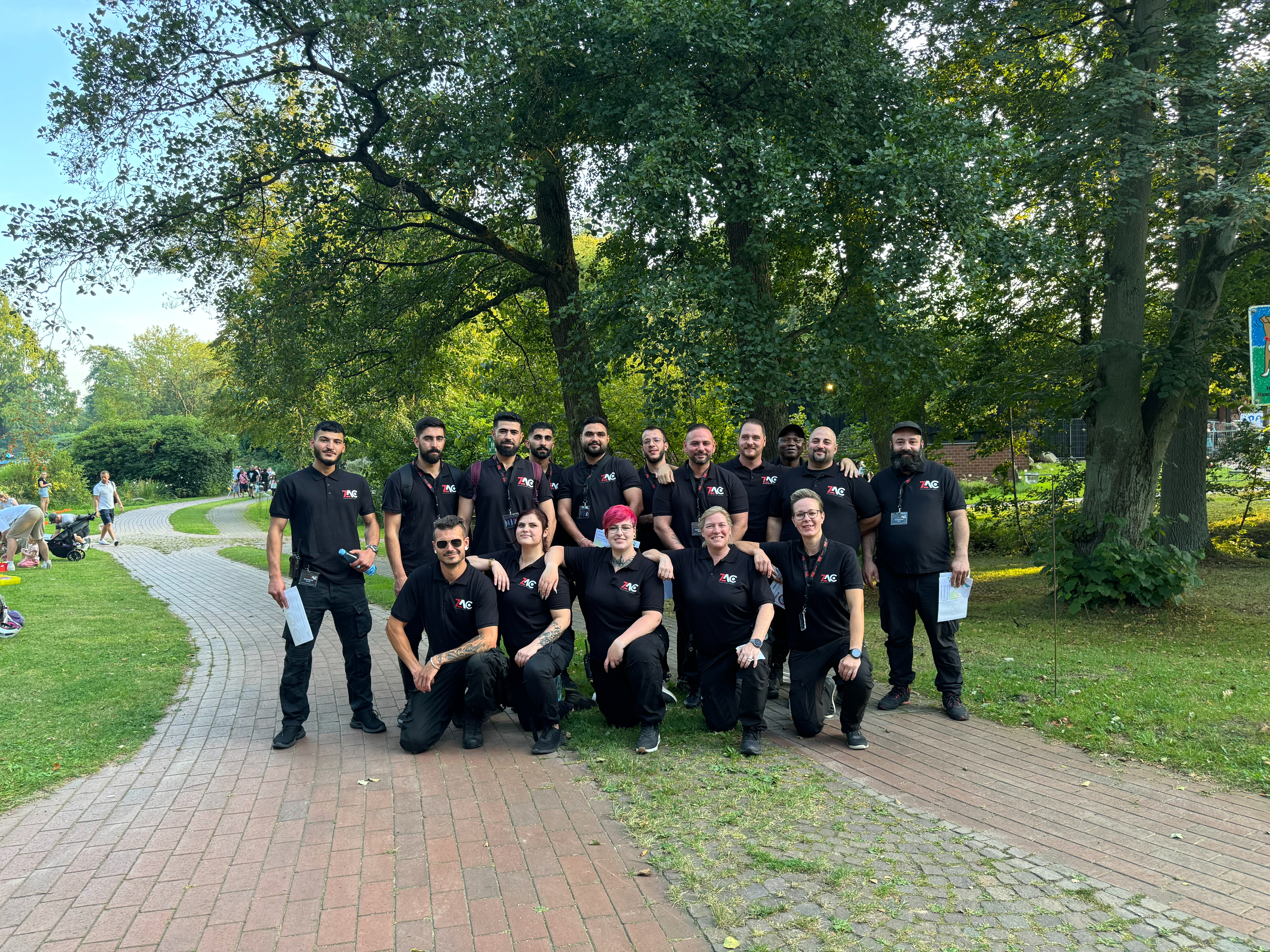 Das ZAC-Team beim Gruppenfoto im Park