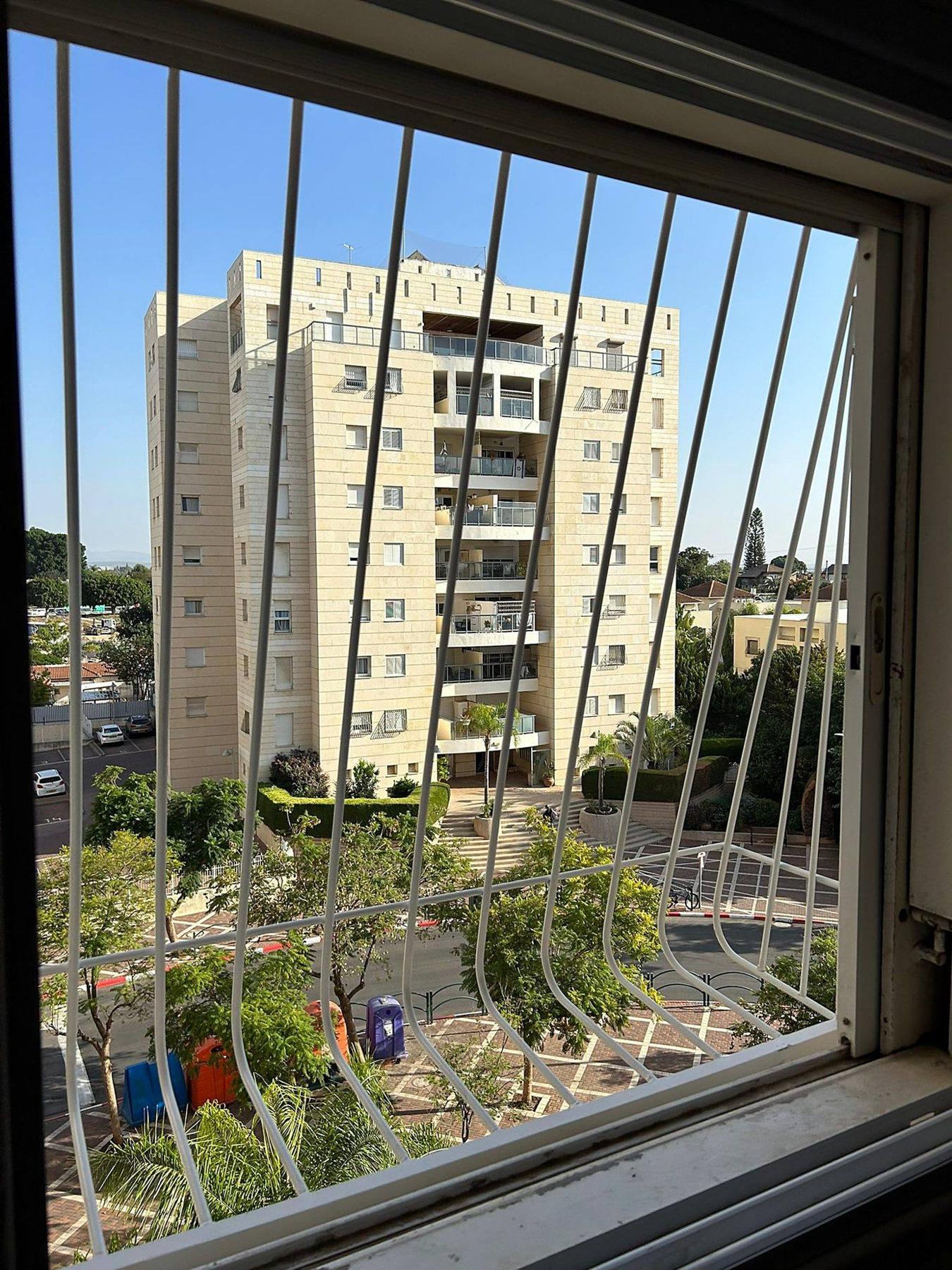 חלון בדירה עם נוף החוצה