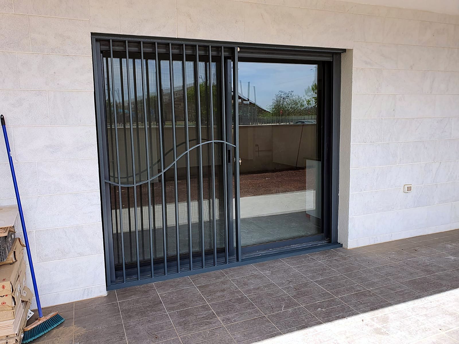 דלת מרפסת מזכוכית עם סורג בבית מגורים