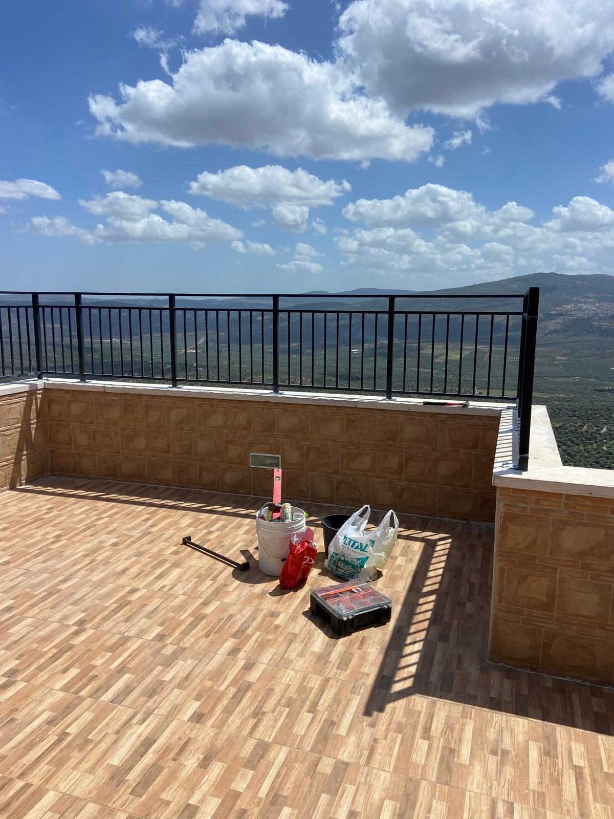 משטח חוץ מרוצף של מרפסת או חצר