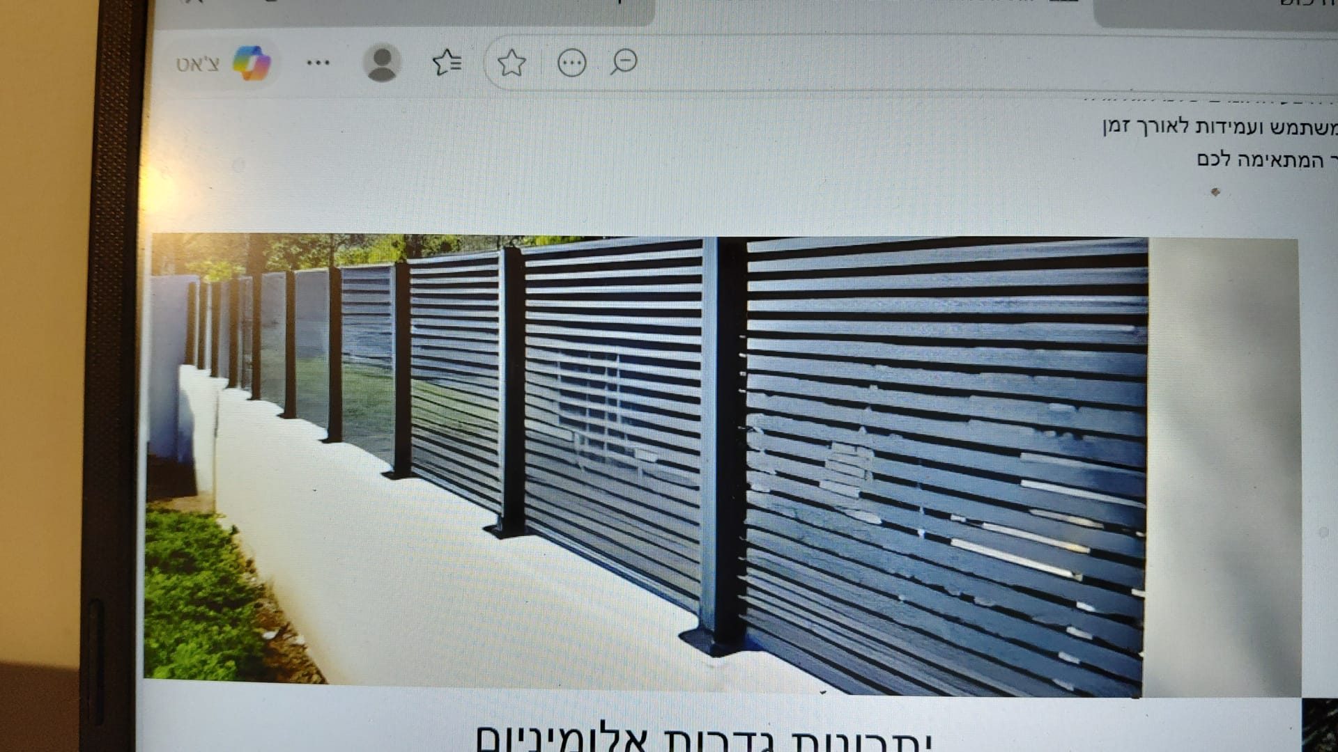 עבודת מסגרות חיצונית מברזל בגימור צבוע