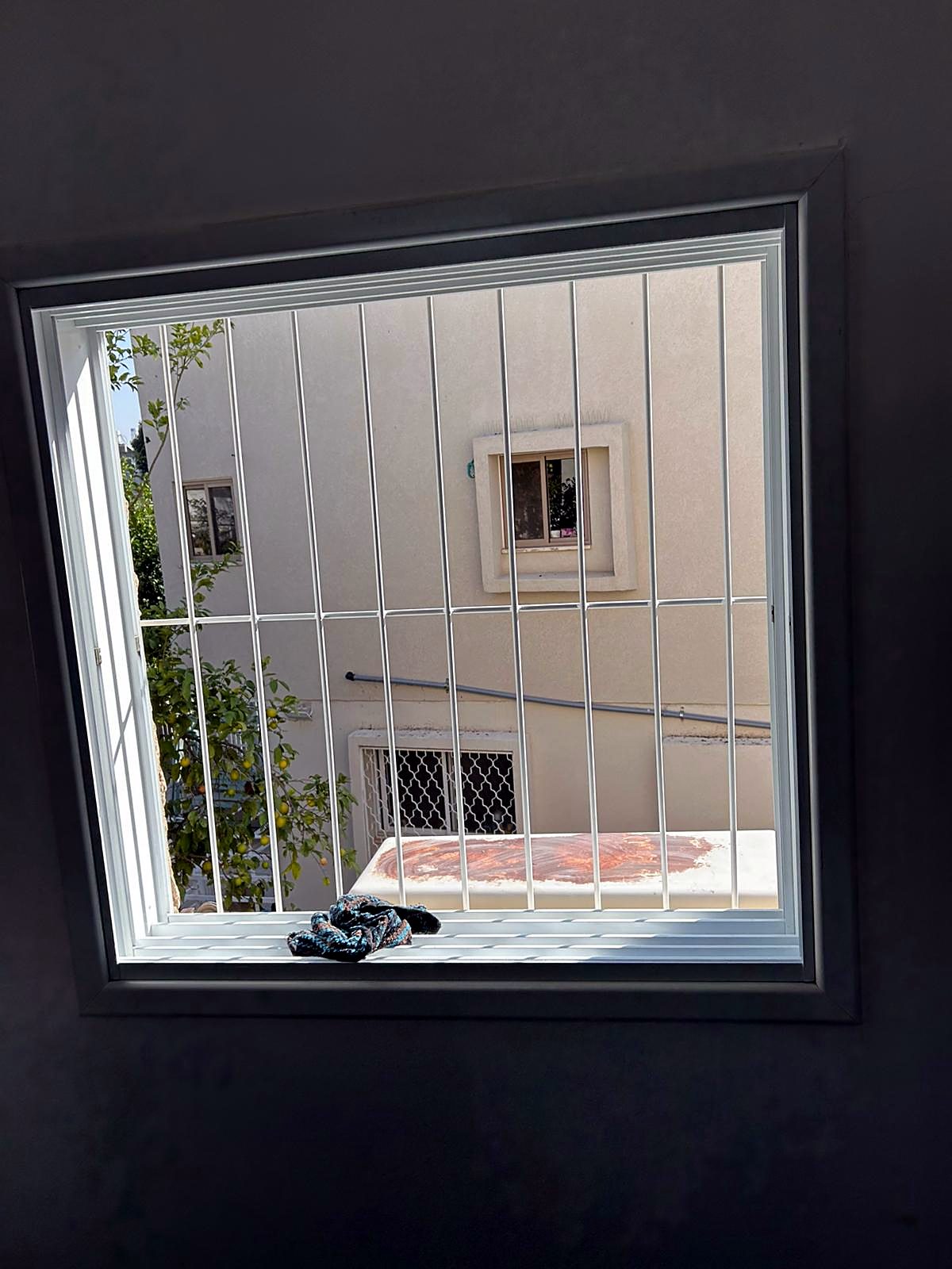 חלון אלומיניום עם זכוכית כפולה בקרבת מסגרת
