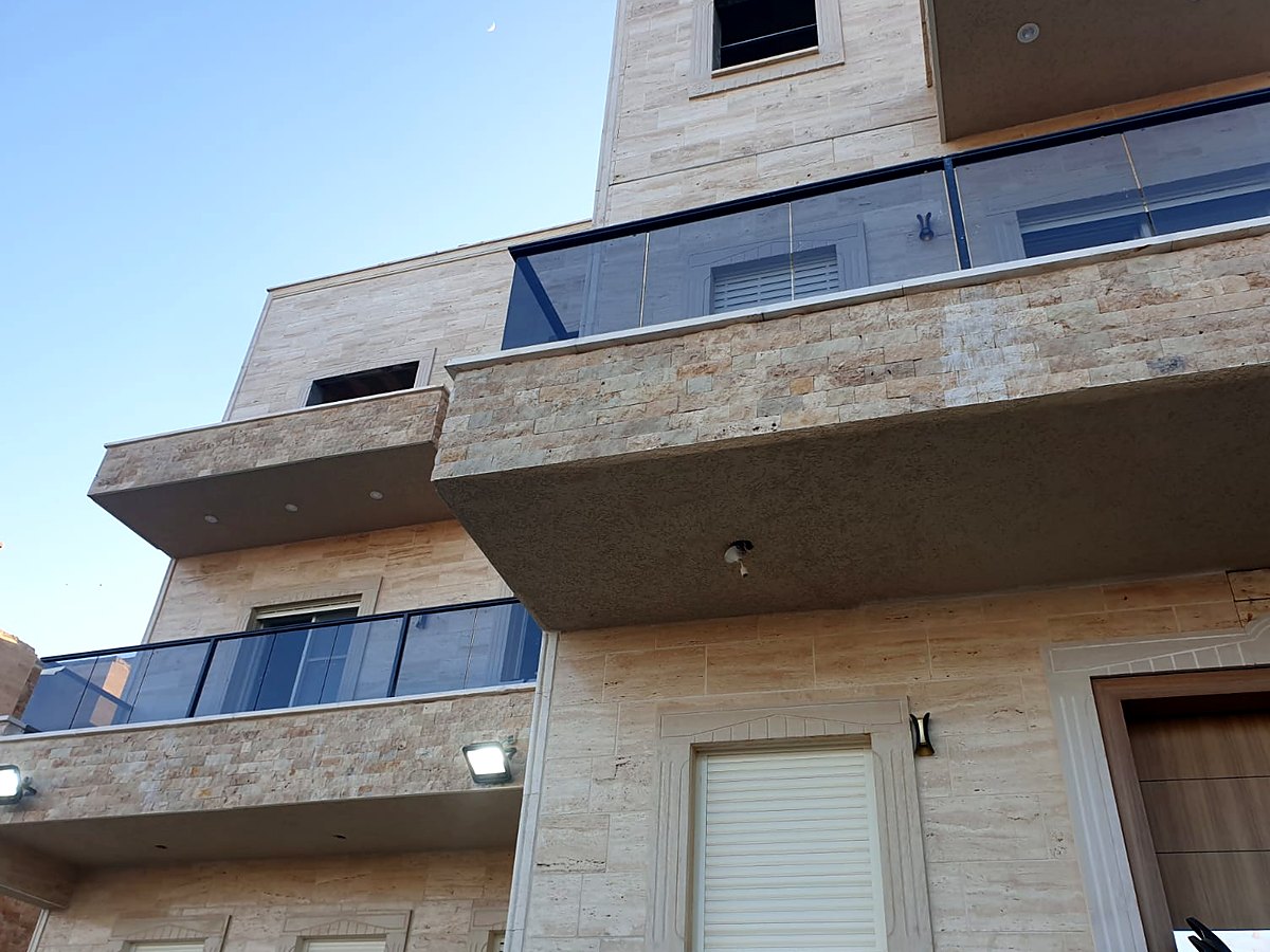 בניין עם חזית מצופה אבן ומרפסות, דוגמה לשימוש באבן טבעית בחוץ