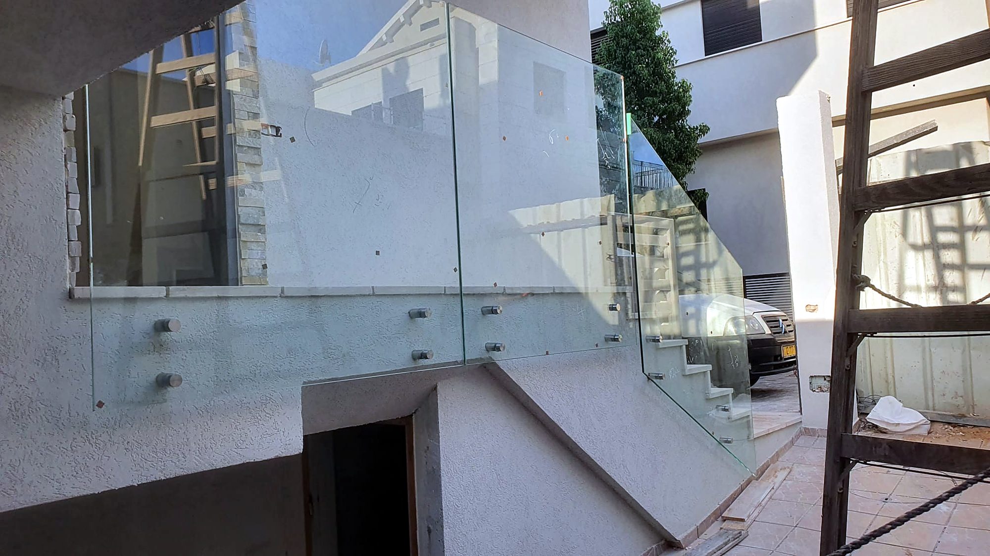 מסגרת חלון עם זכוכית כפולה בחזית בניין