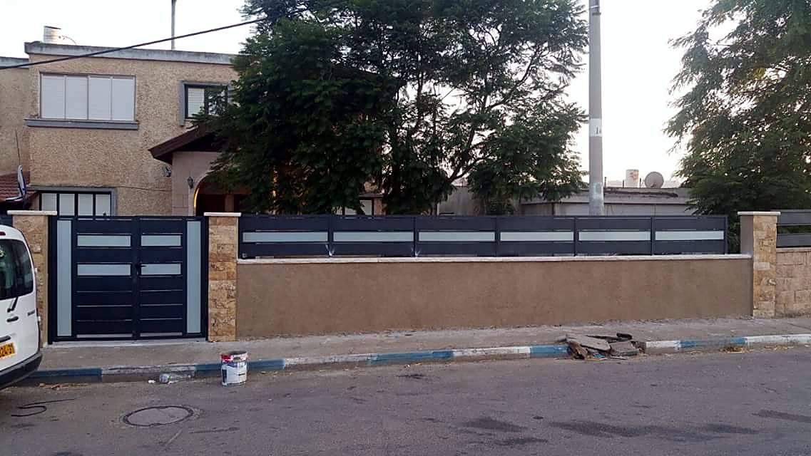 גדר ושער אטומים בחזית רחוב