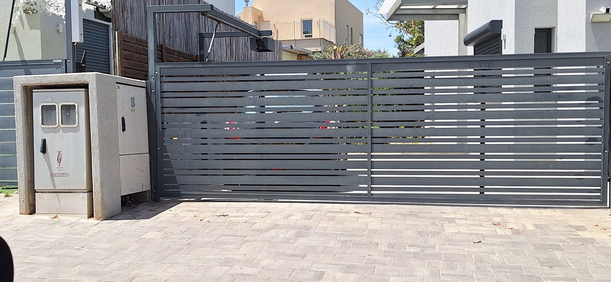 גדר לוחות בחזית בניין