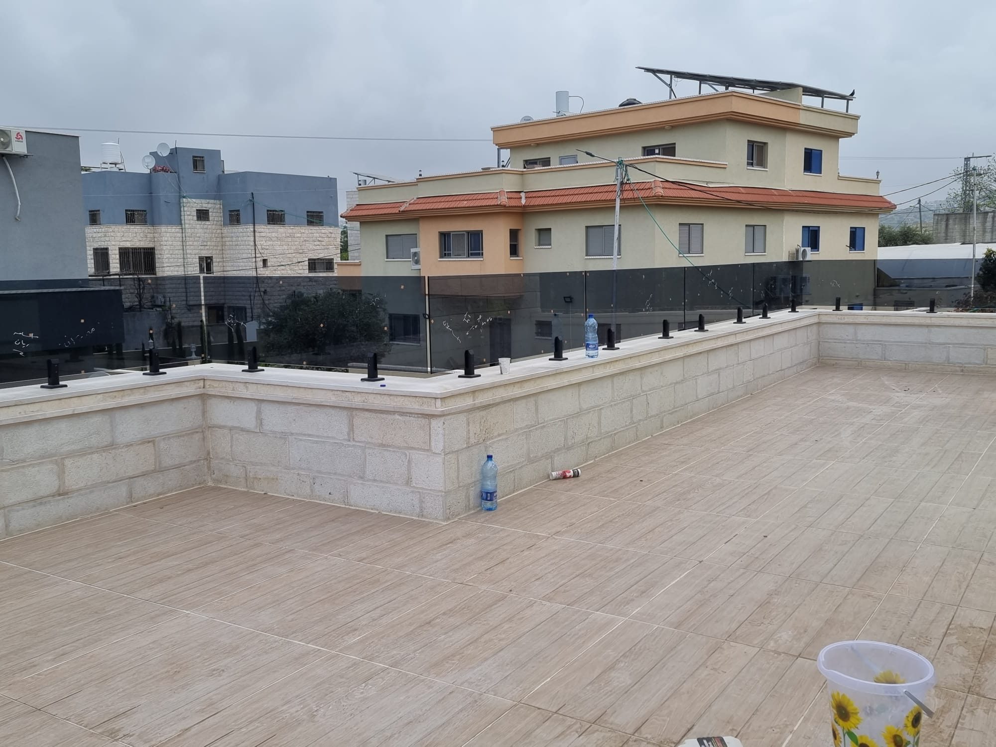 עבודת אלומיניום חיצונית עם חיבורים ועמודים
