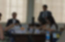 foto de uma mesa com pessoas fazendo uma reunião