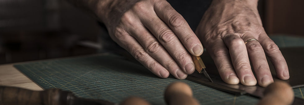 taglio su misura pelle per arredamento