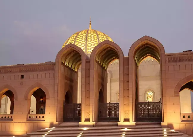 453713-sultan-qaboos-grand-mosque-muscat.webp