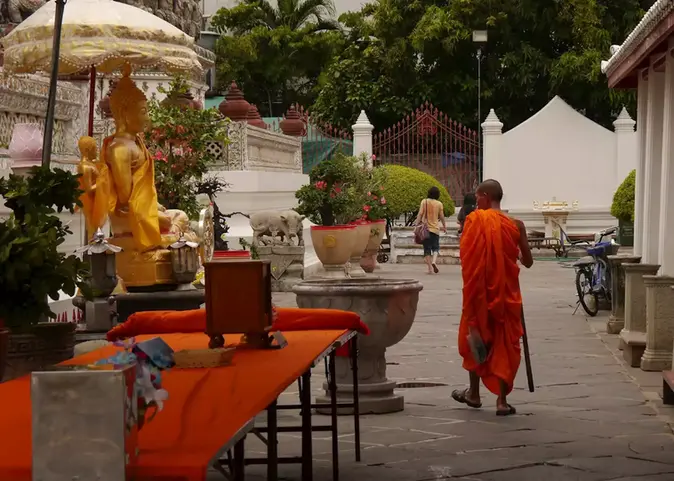 482953-monk-temple-of-the-dawn-wat-arun-bangkok.webp