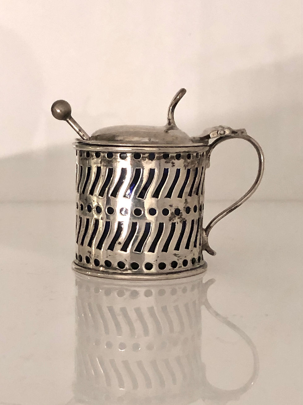 Miniaturbild: Sheffield 1895 - A solid silver pierced mustard pot