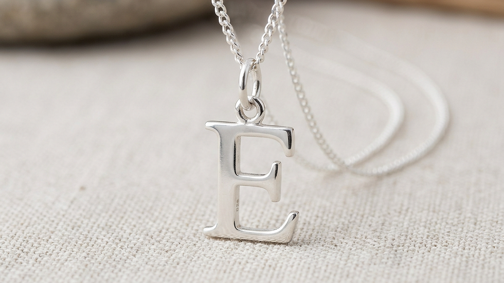 Lujo personalizado: diseños personalizados de plata 925 con dijes de iniciales