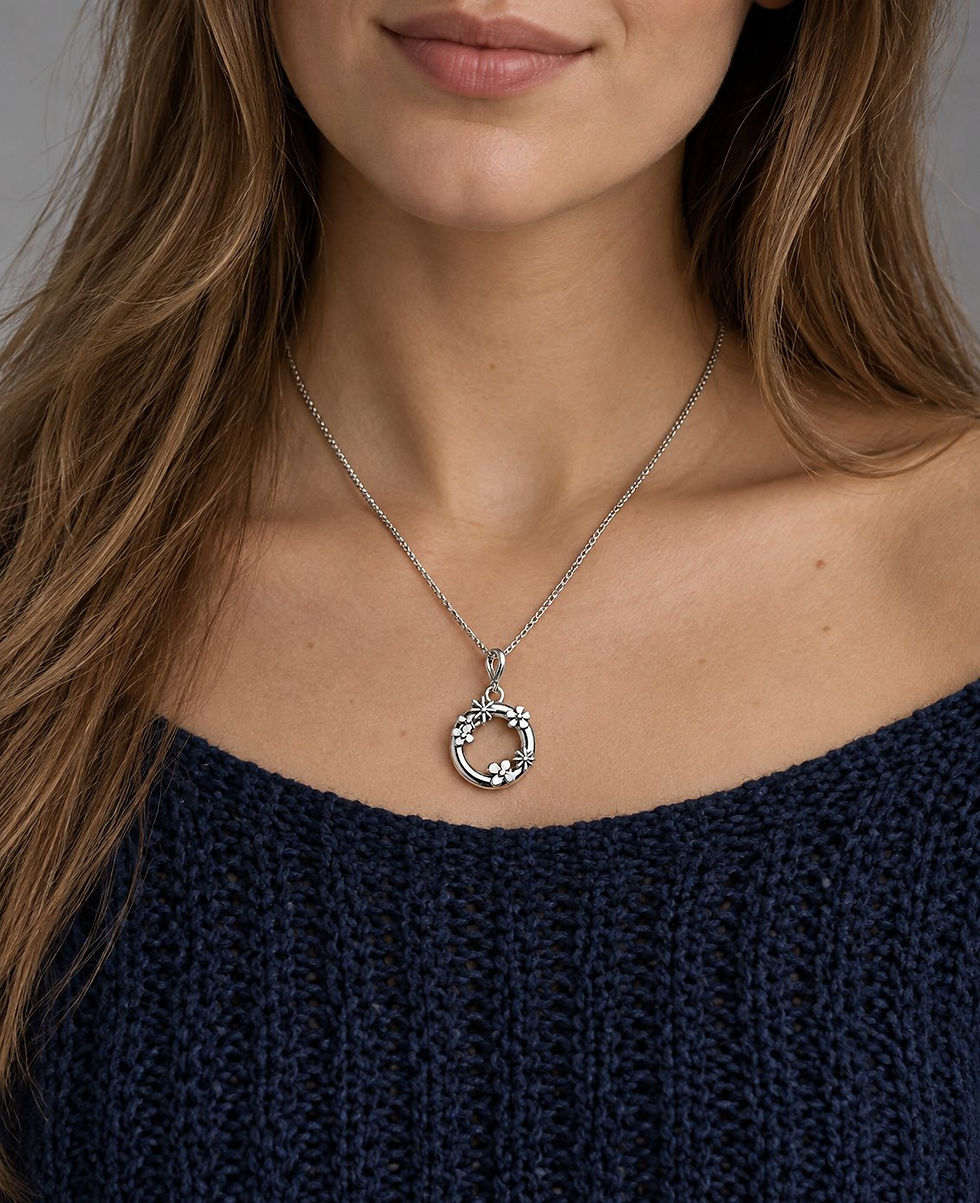 Bloom Collar · Plata .925 en modelo, vista de la joya en uso.