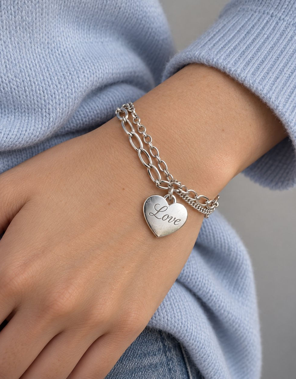 Heart on My Sleeve Pulsera en modelo, vista de la joya en uso.