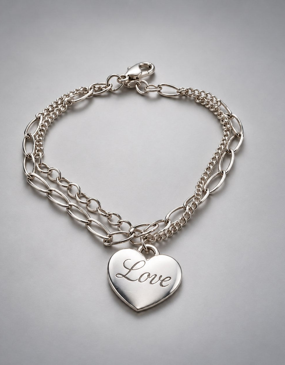 Heart on My Sleeve Pulsera sobre fondo gris degradado.