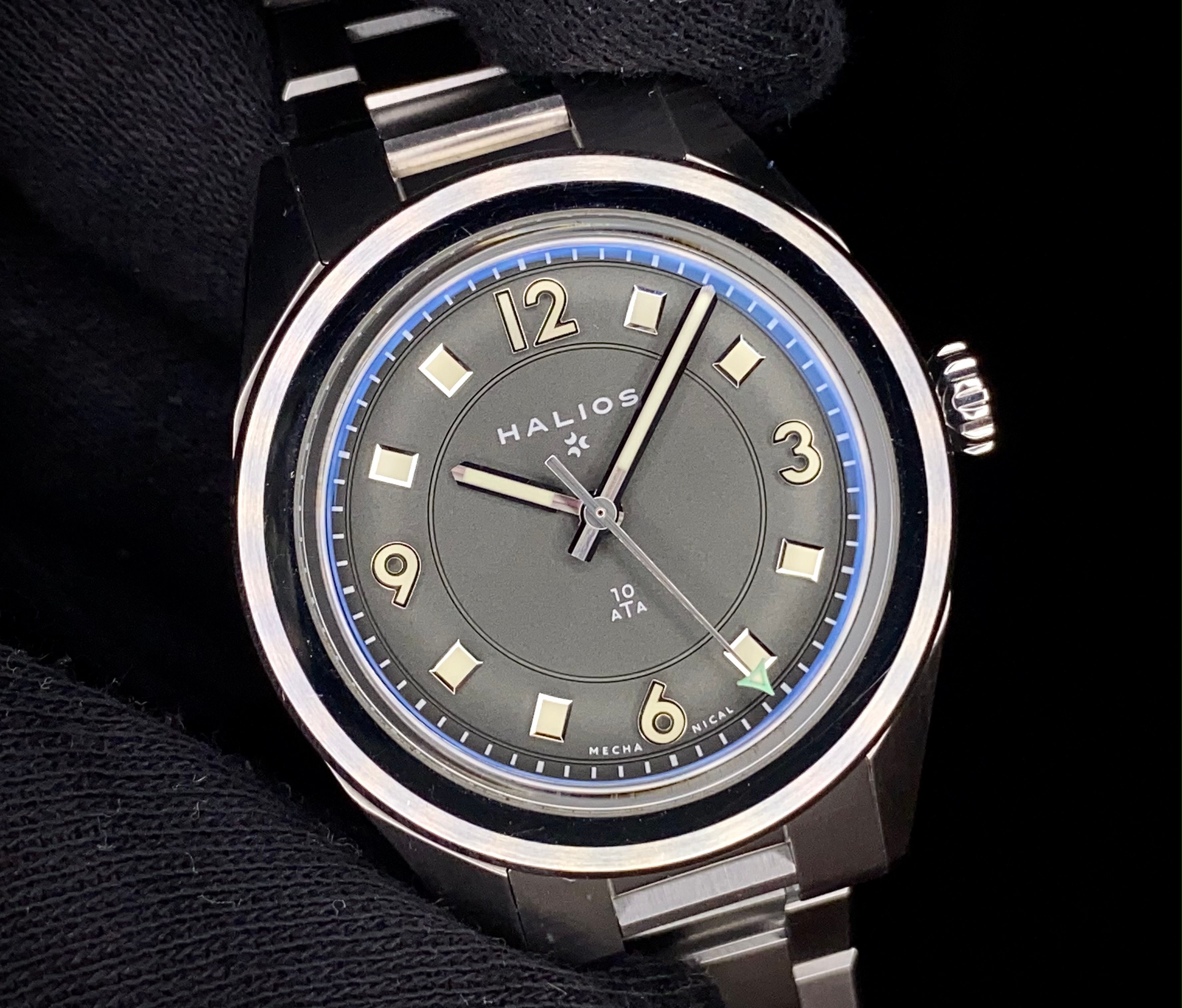 Pre-owned Halios Universa Grey Dial Stainless Sports watch Spare links and pouch