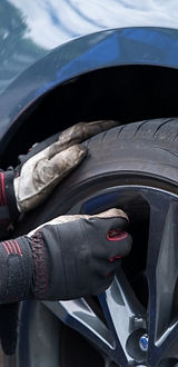 空気圧チェックをする男性