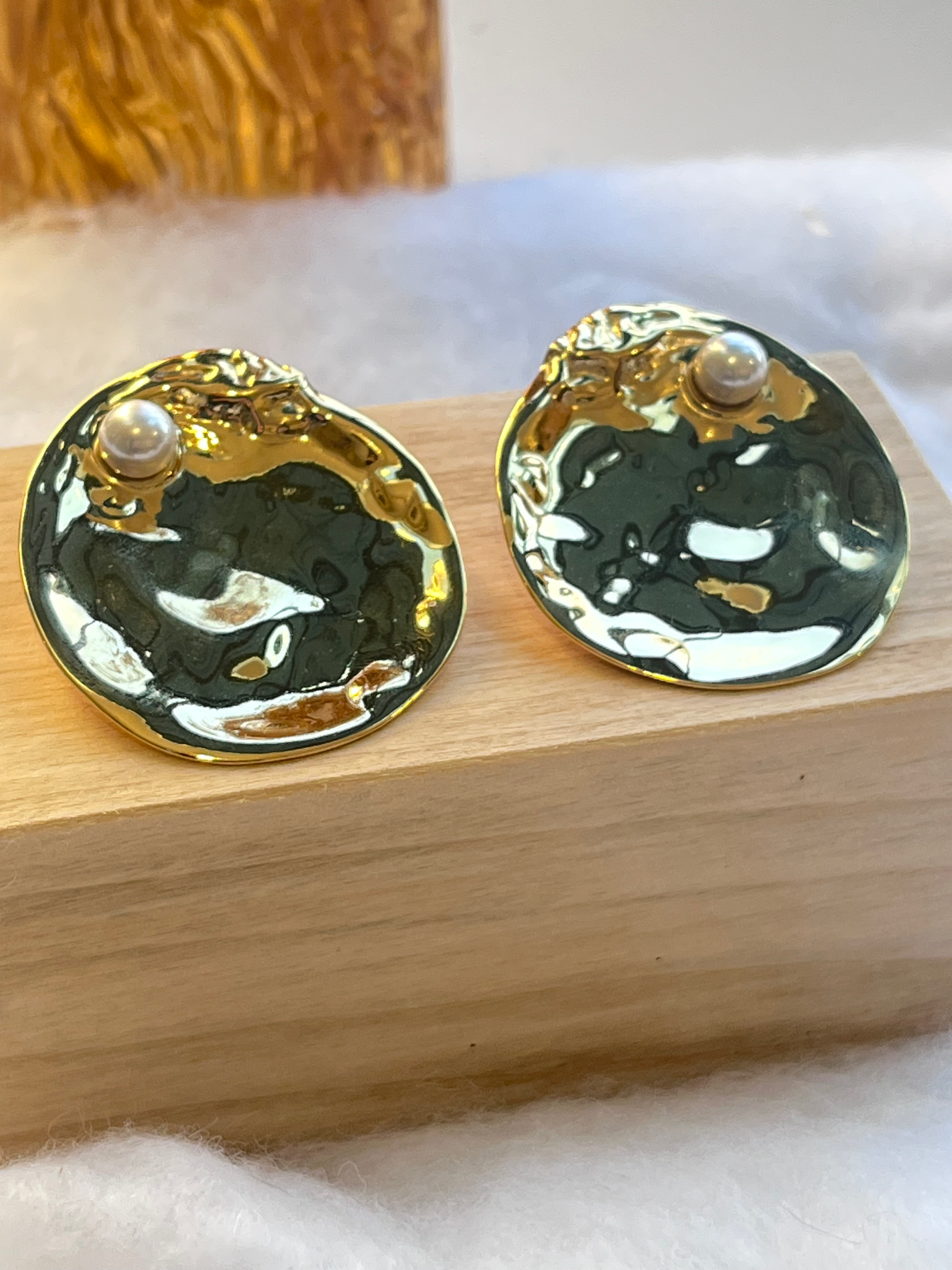 Boucles d'Oreilles Cercles Martelés avec Perle Blanche