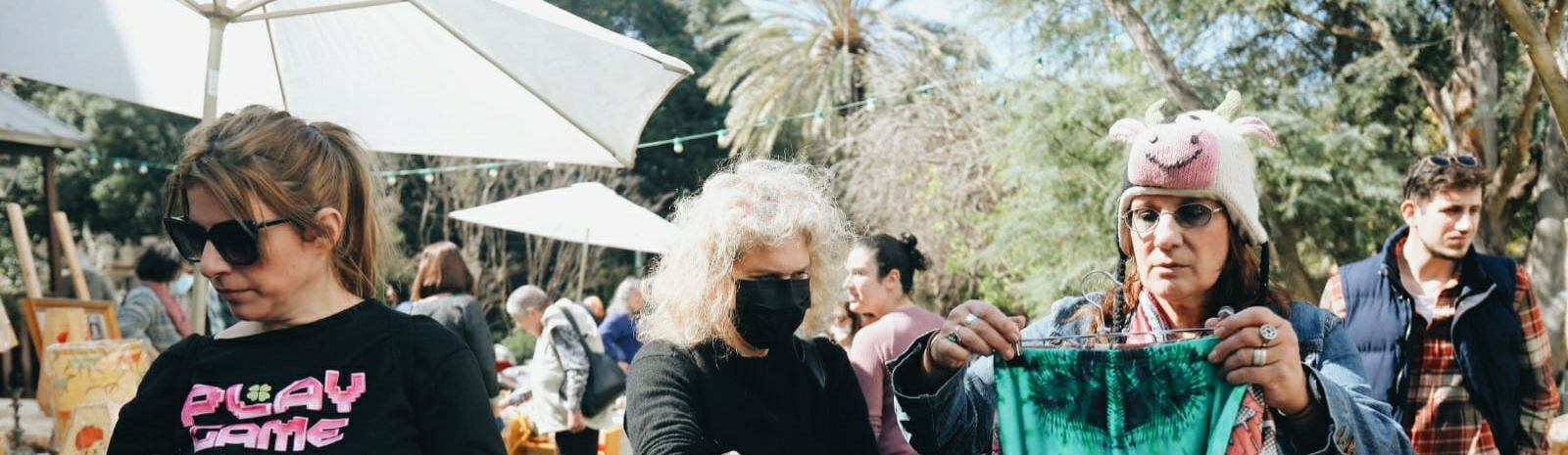 מכירת בגדים יד שניה שהיתה במוזיאון 