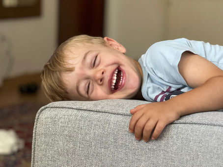 criança sorrindo durante lanche equilibrado