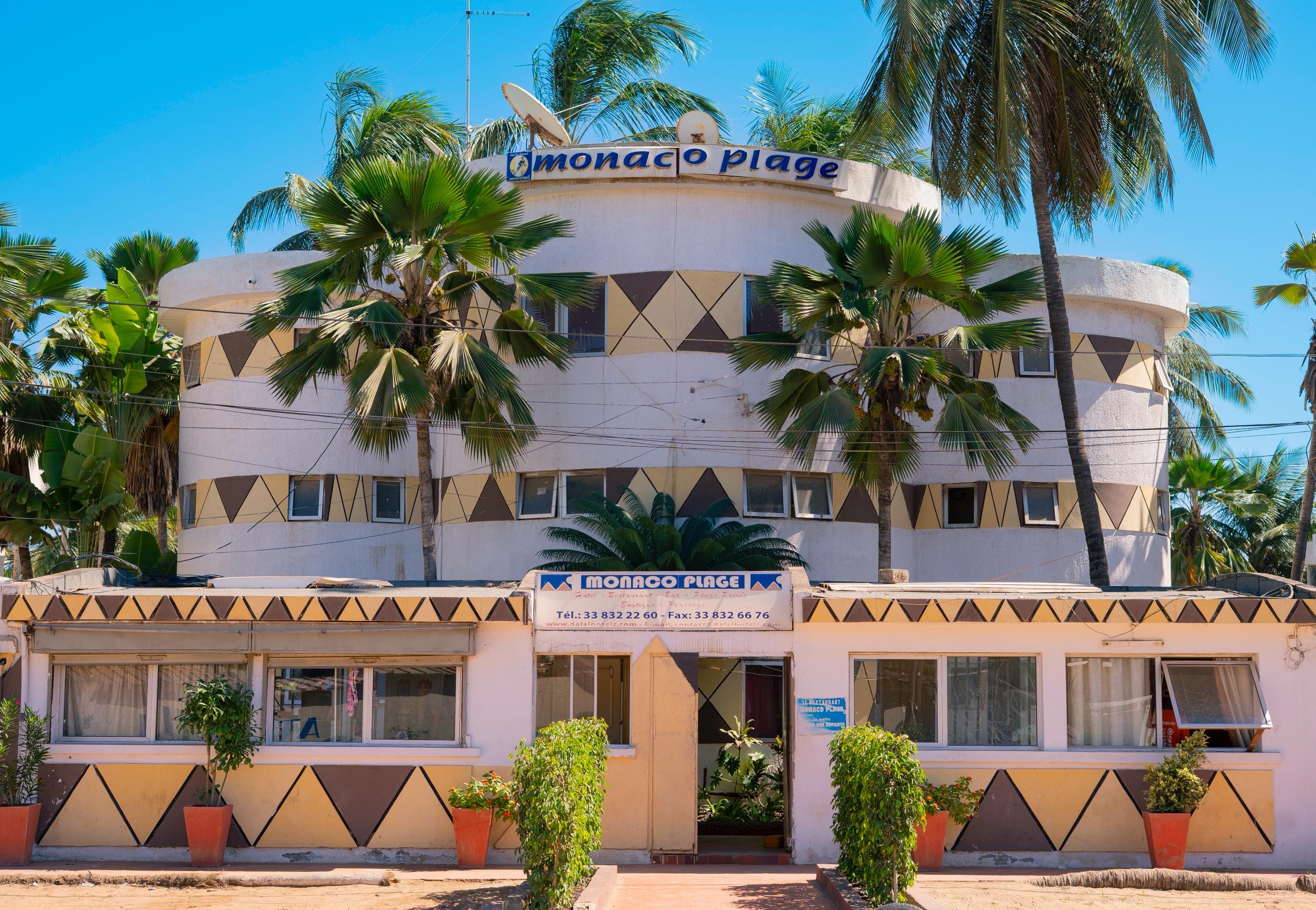 Façade de l’Hôtel Monaco Plage à Dakar