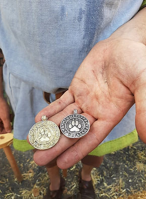 Exemple de fabrication d'une médaille. A droite, l'originale