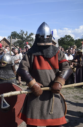 Guerrier viking armé d’une danaxe