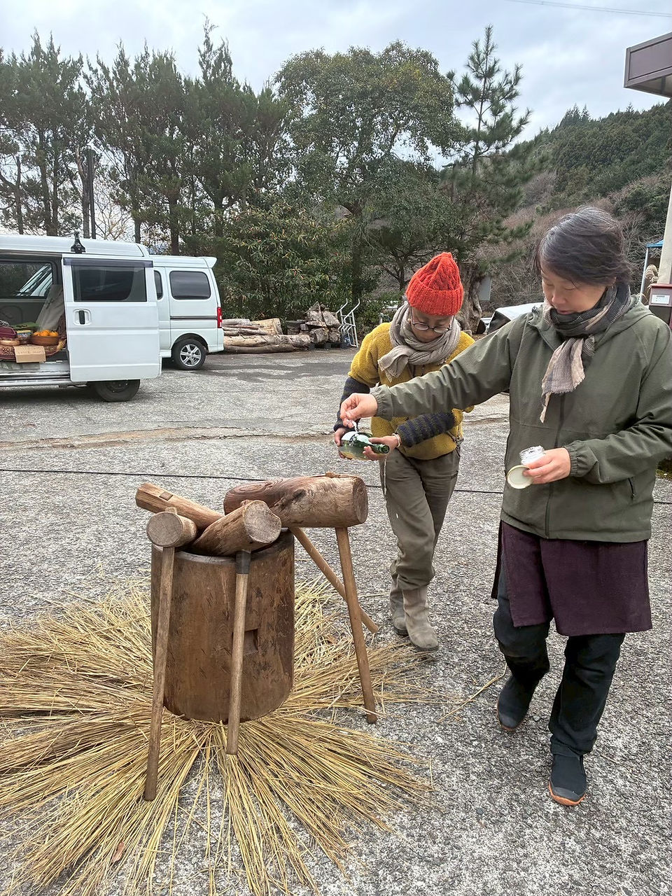 お神酒とお塩で清めます