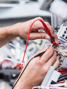 Eller Kabloları Test Ediyor