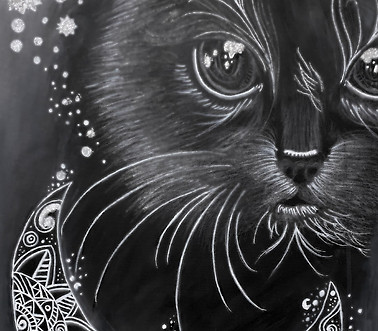 Este misterioso gato nocturno nos invita a conectar con la calma de la noche y el descanso que merecemos. Con su silenciosa p