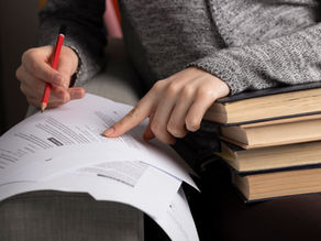 Como uma empresa deve organizar provas antes de procurar uma advogada?