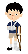 骨折をして松葉杖をつく男子
