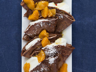 Schoko-Crepes mit Hollerblütencreme und Orangen-Chilisauce