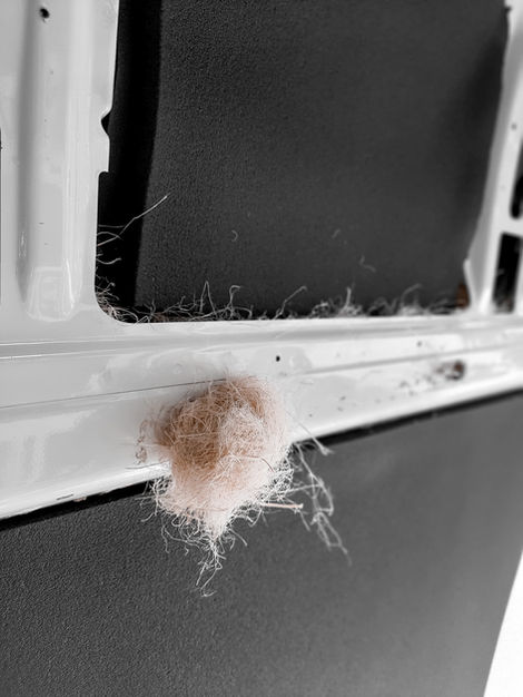 Dämmwolle im Hohlraum des Fahrzeuginneren