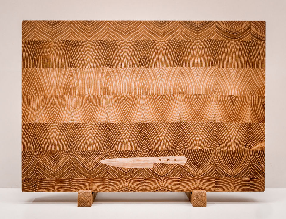 Hirnholzschneidbrett mit Messer-Inlay