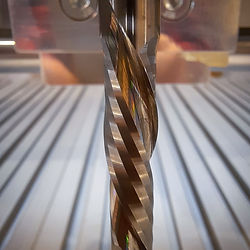 ein polierter Holzfräser an einer CNC-Fräse
