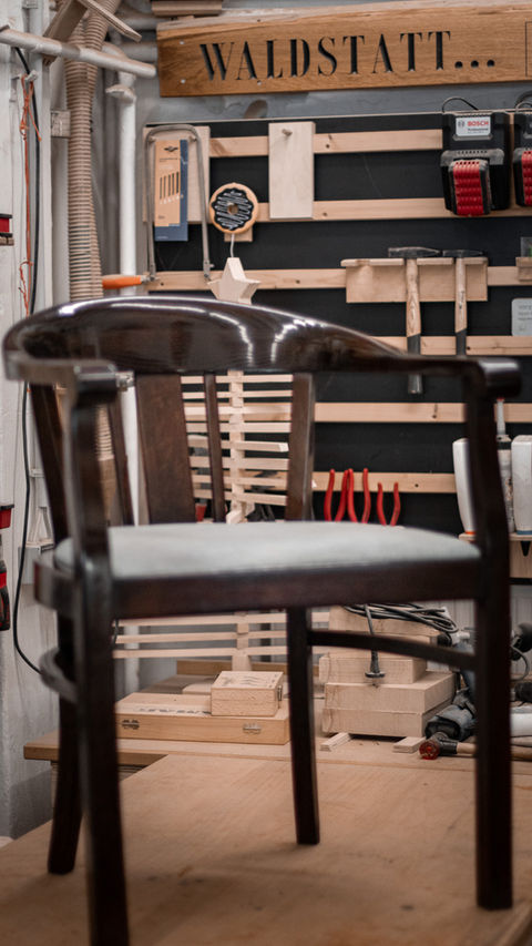 Restaurierter antiker Stuhl mit neuer Oberfläche