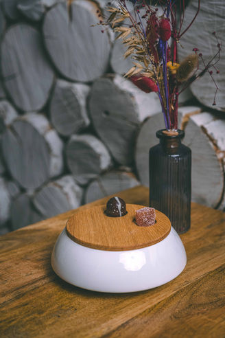 Holzdeckel mit Pralinen auf einer Porzelanschüssel