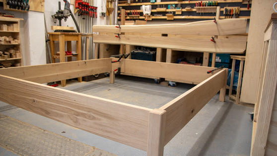 Ein Bettgerüst beim Bau