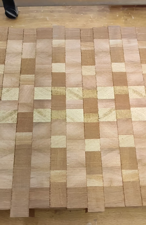 Hirnholzlamellen nach einem Muster nebeneinander gelegt