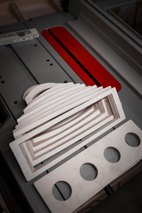 Einzelteile eines Holzprototypen in Trichterform