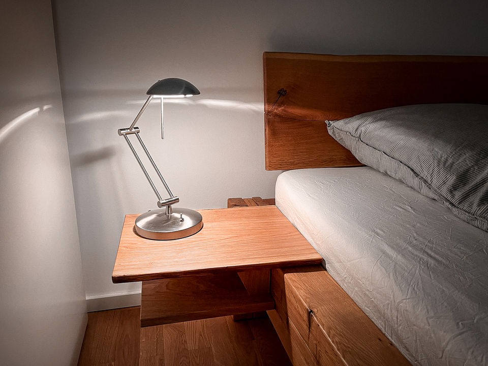 Nachttisch aus Eiche an einem Massivholzbett aus Eiche