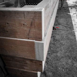 Wooden parts made of wooden beams are attached to one corner in an offset manner