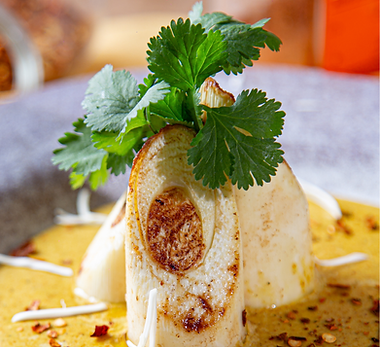 INGREDIENTES:
1 bandeja 350g de Palmito Pupunha in natura tipo Tolete Nobre
1 vidro pequeno de leite de coco
2 colheres de curry
Manteiga
Coentro
Sal e pimenta a gosto
MODO DE PREPARO:
Retire os palmitos da embalagem e lave em água corrente. Cortes os toletes ao meio e reserve.
Em uma frigideira antiaderente grelhe os palmitos em fogo baixo com azeite ou manteiga. Doure dos 2 lados. Tempere com sal e pimenta a gosto.
Para o molho:
Em uma panela rasa, colocar meia colher de manteiga, derreter e acrescentar 2 colheres de chá de curry, misturar por 1 minuto e acrescentar o leite de coco (uma garrafinha pequena) e mexer em fogo médio por aproximadamente 3 minutos ou até atingir a consistência desejada!
Na hora de servir, colocar um pouco do molho no prato, dispor os palmitos no centro, e enfeitar com coentro, coco ralado e um pouco de páprica em pó.