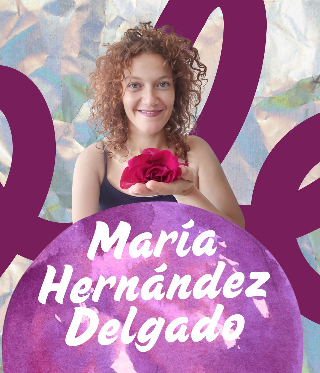 María Hernández Delgado, fisiosexóloga experta en Bienestar Femenino y Sexualidad, sonríe sosteniendo una rosa roja.