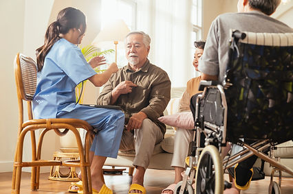 felicidade-alegre-mulher-idosa-e-homens-conversando-com-enfermeira-cuidadora-medica-tendo-